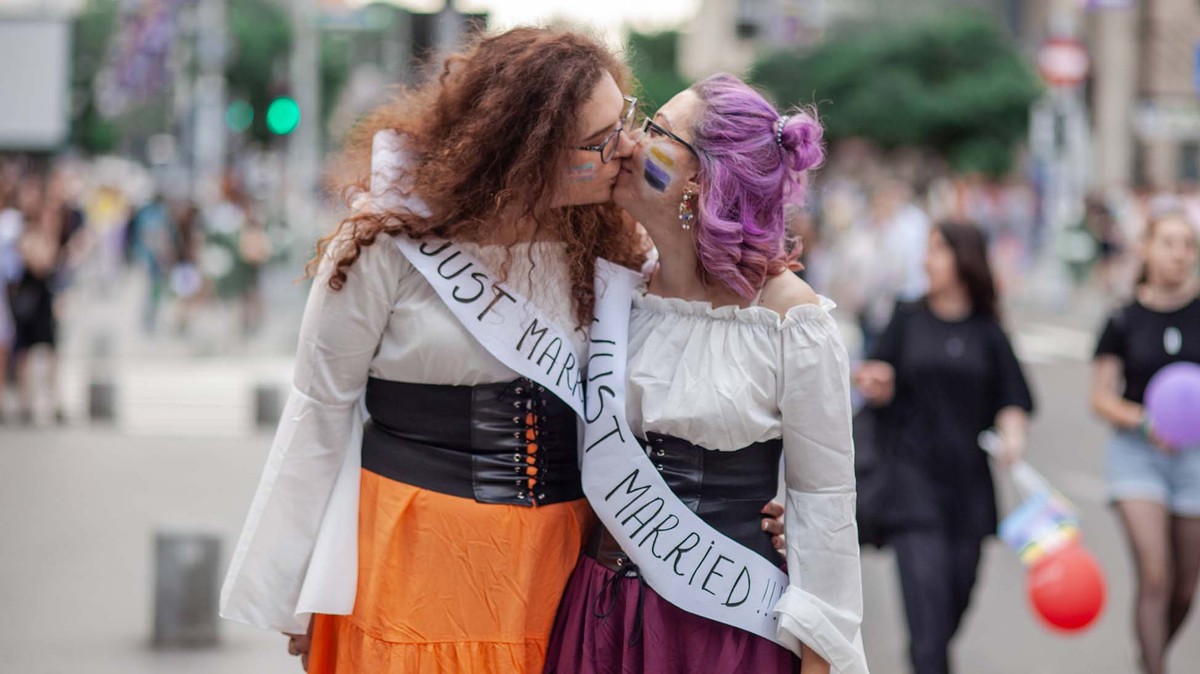 Ce couple lesbien se marie en Roumanie malgré linterdit