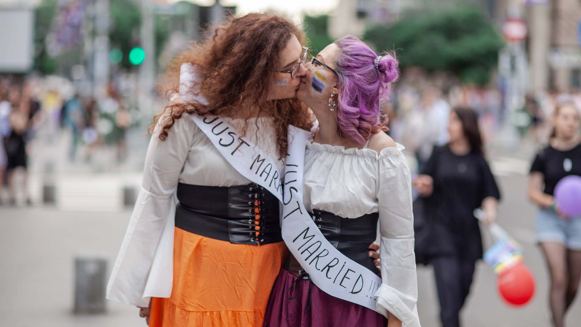 Ce couple lesbien se marie en Roumanie malgré linterdit