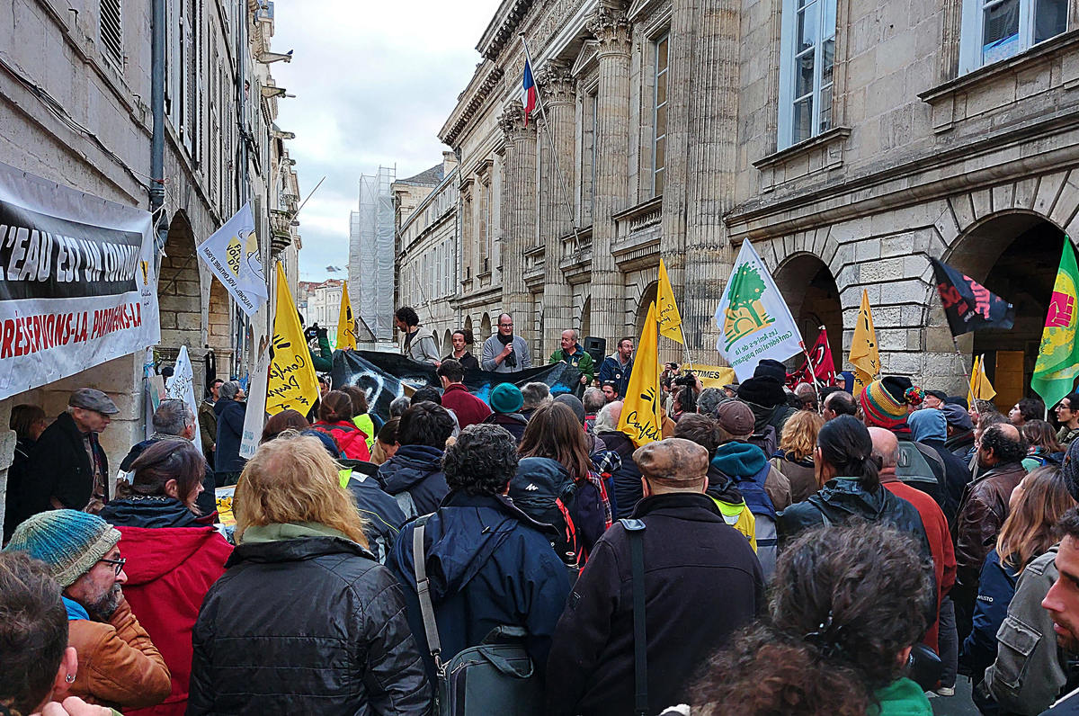 Les anti-bassines rassemblés devant le tribunal de La Rochelle - Reflets