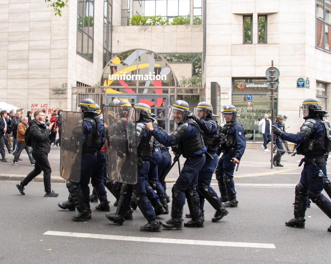 Rare incursion des forces de l'ordre dans cortège sous les huées des manifestants. - © Reflets