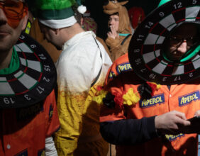 Comment les Fléchettes ont Conquis Londres et Devenu la Fête Hivernale la Plus Animée