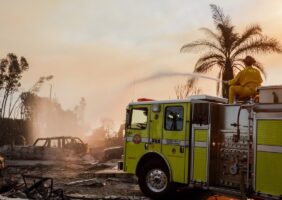 Les entreprises tech soutiennent les secours aux incendies à LA