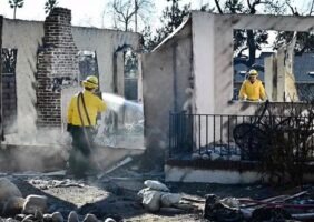 Pompiers de Los Angeles : lutte intense contre les vents violents